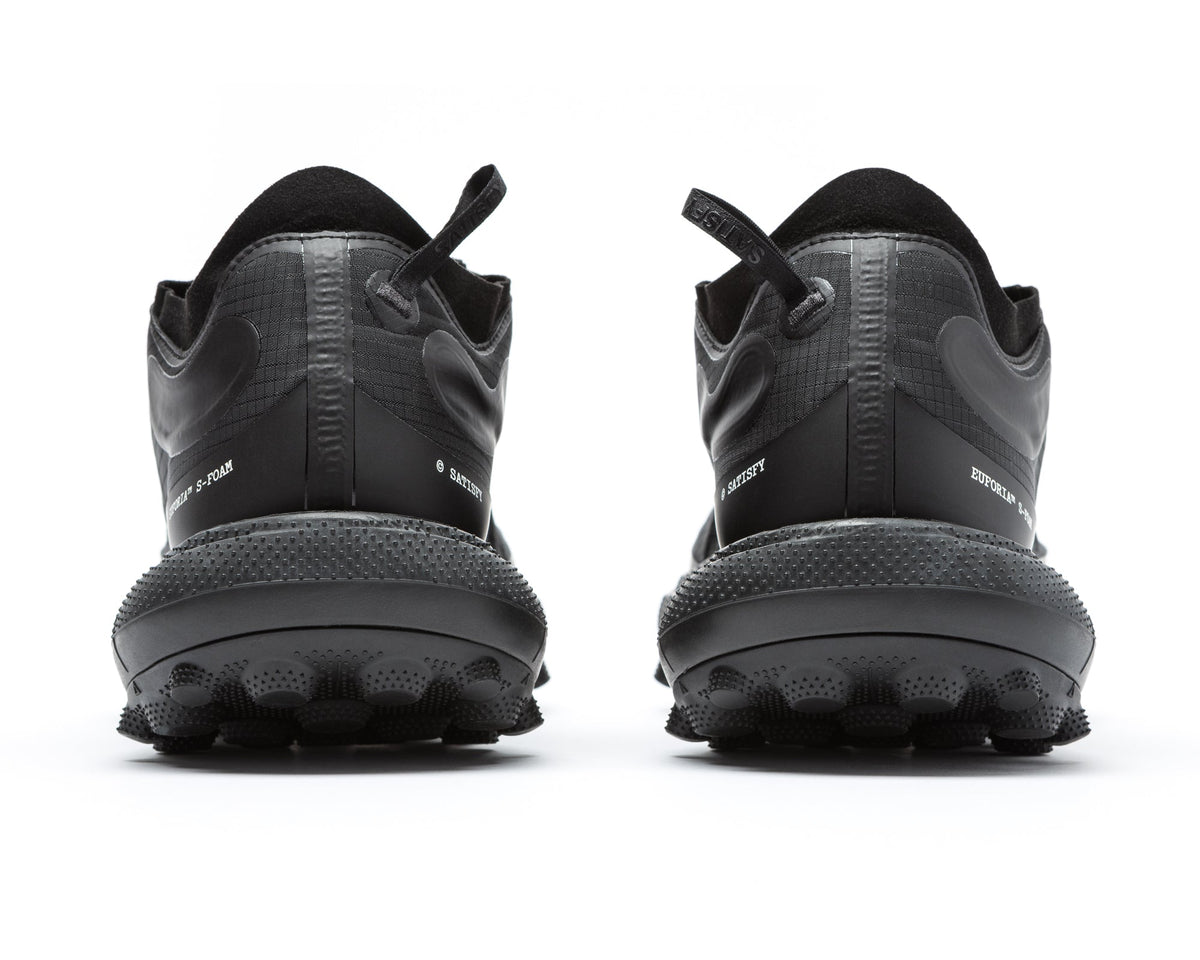 Satisfy TheROCKER running shoe in Jet Black, heel view